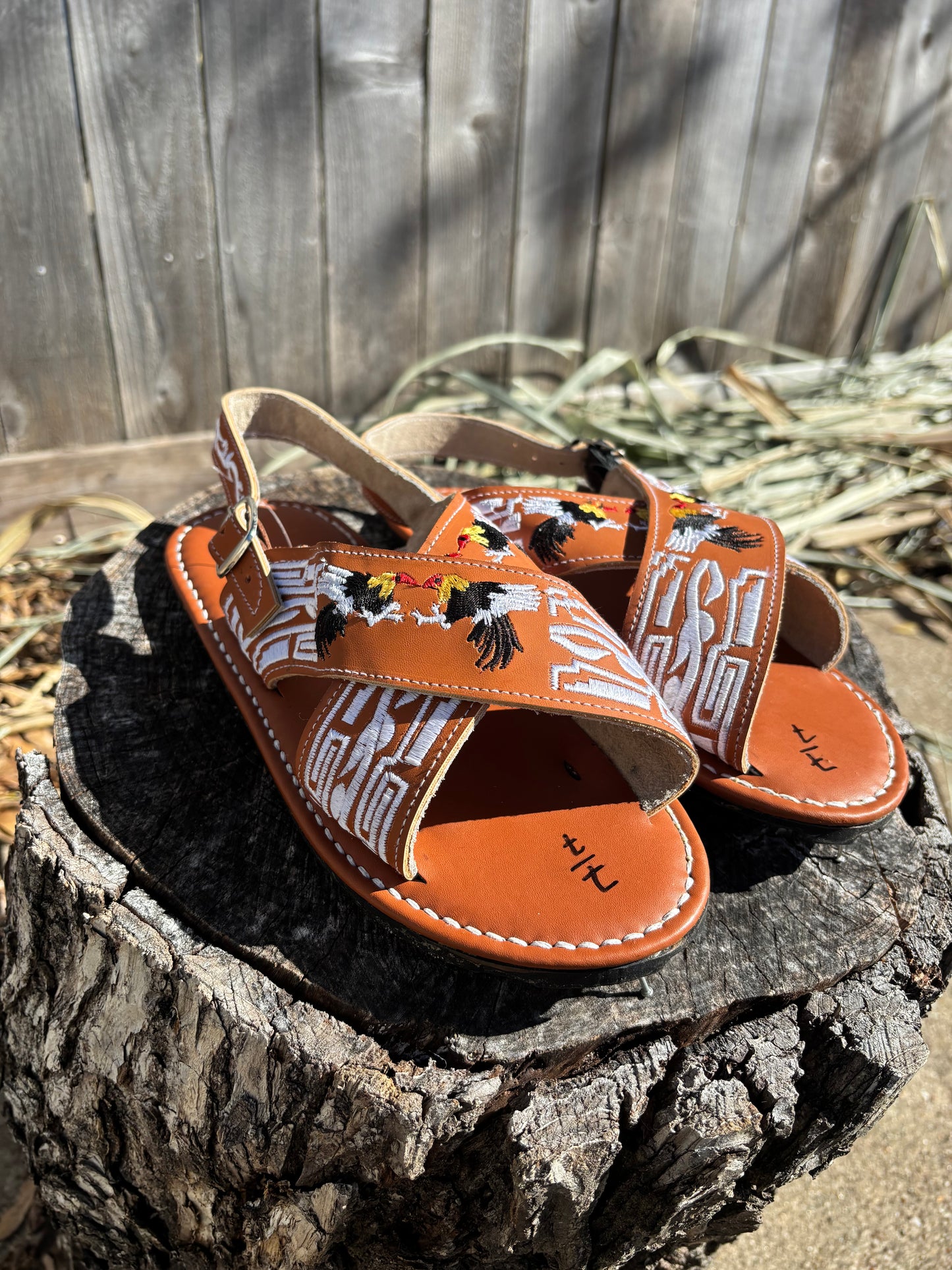 Huarache Cruzado Gallos Bordados Cafe