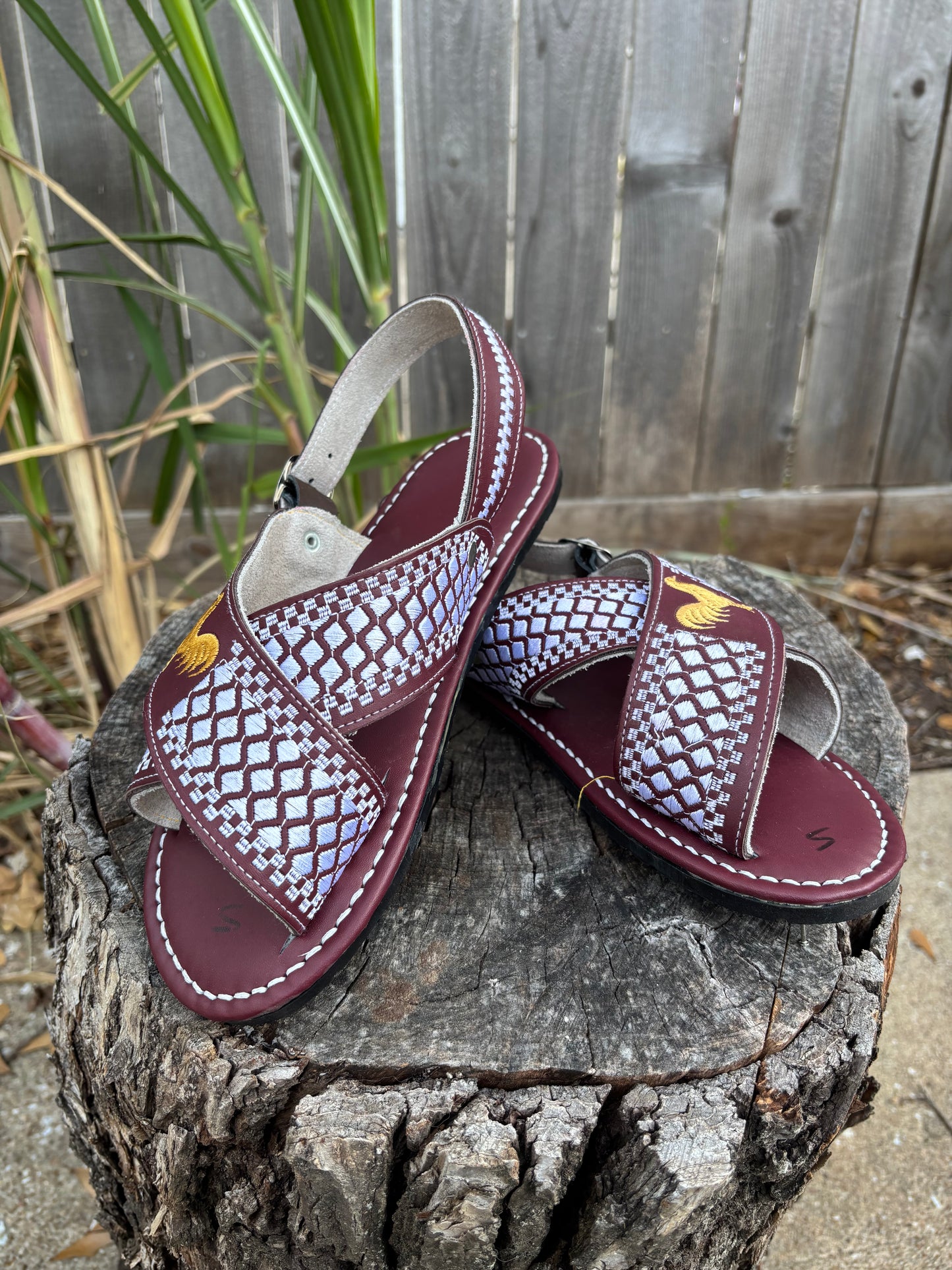 Huarache Cruzado Gallo Bordado Vino