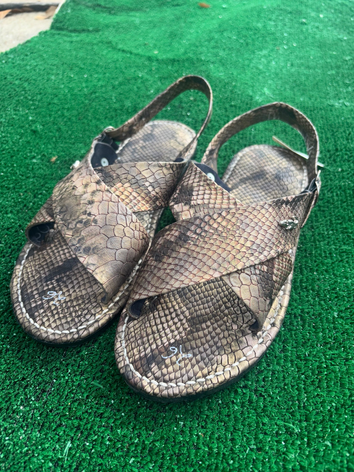 Huarache Cruzado Charol Serpiente