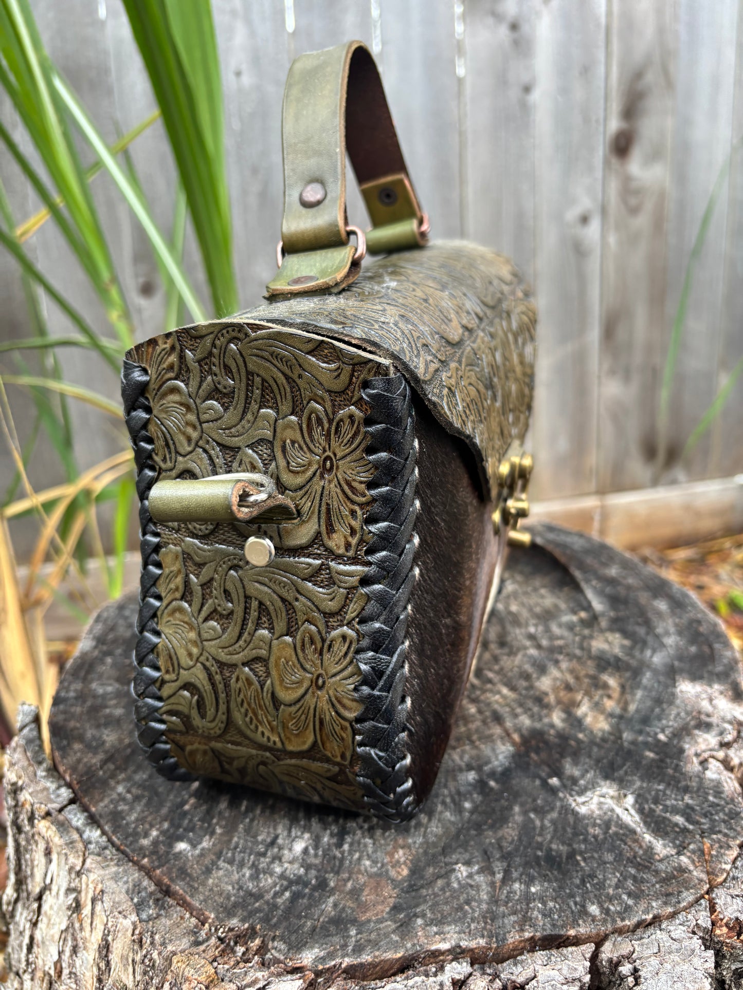 Bolsa Cincelada con Pelo de Res Verde Olivo