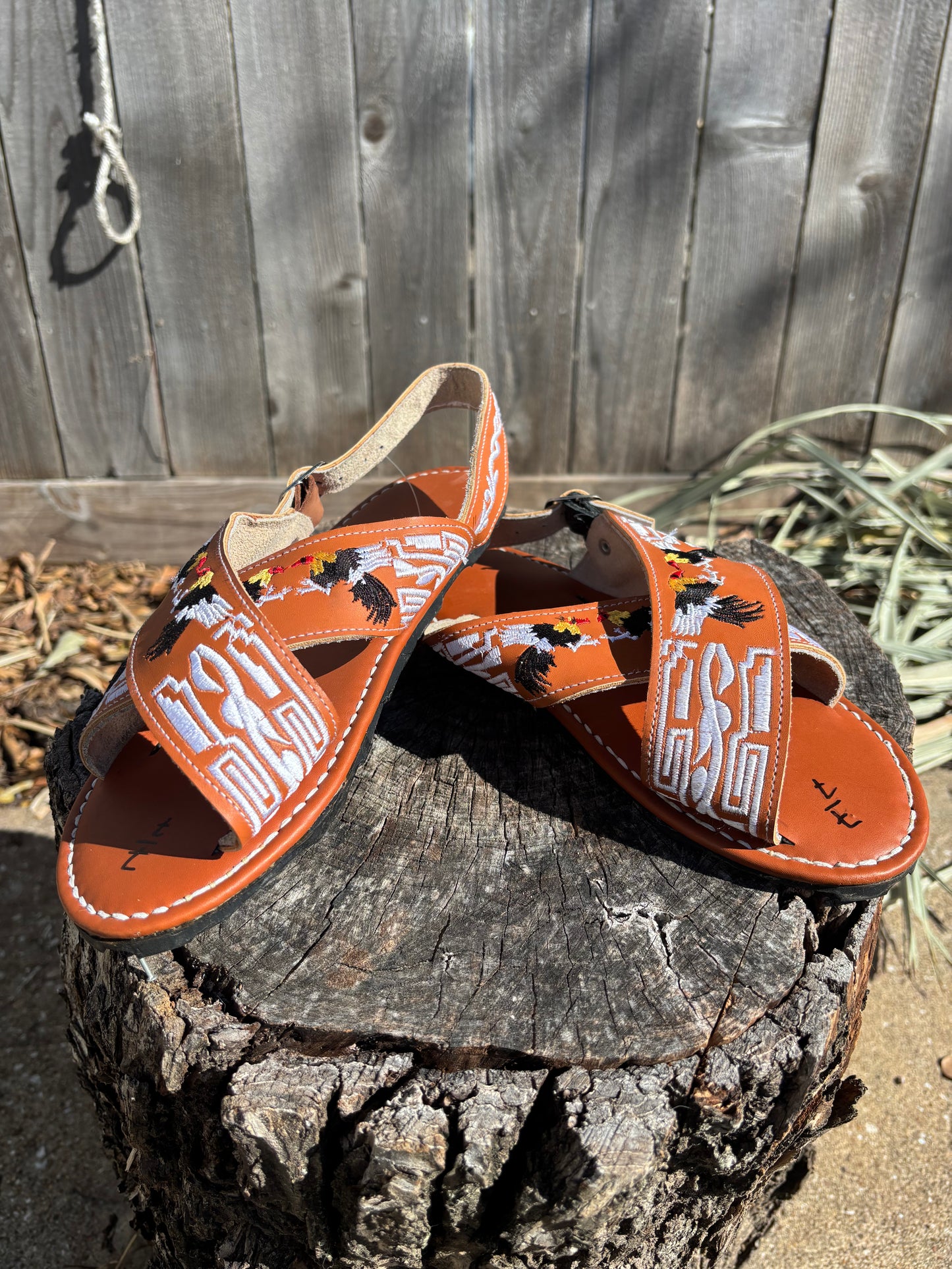 Huarache Cruzado Gallos Bordados Cafe