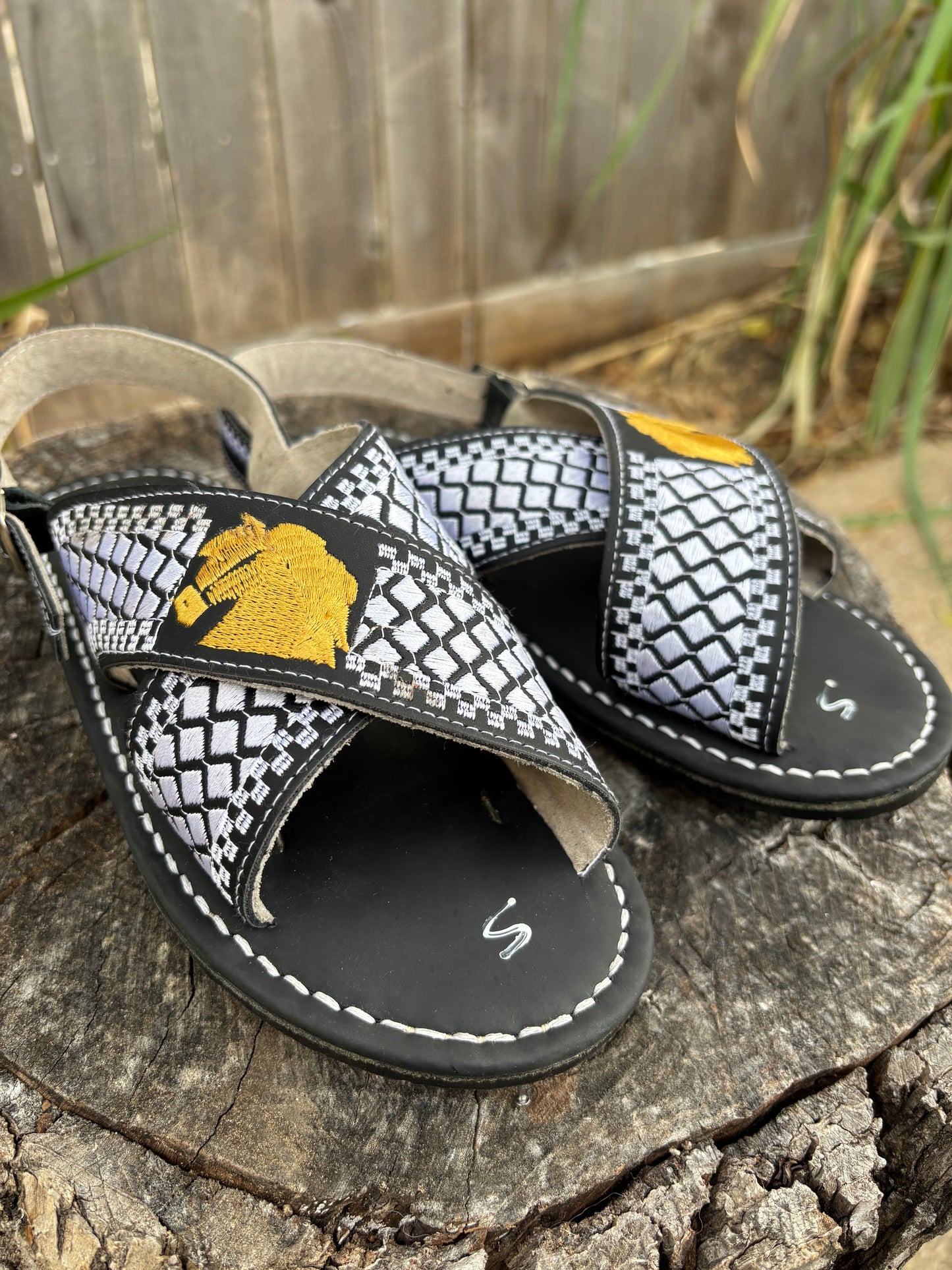 Huarache Cruzado Caballo Bordado Negro