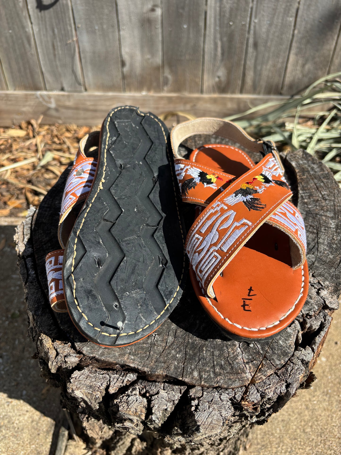 Huarache Cruzado Gallos Bordados Cafe