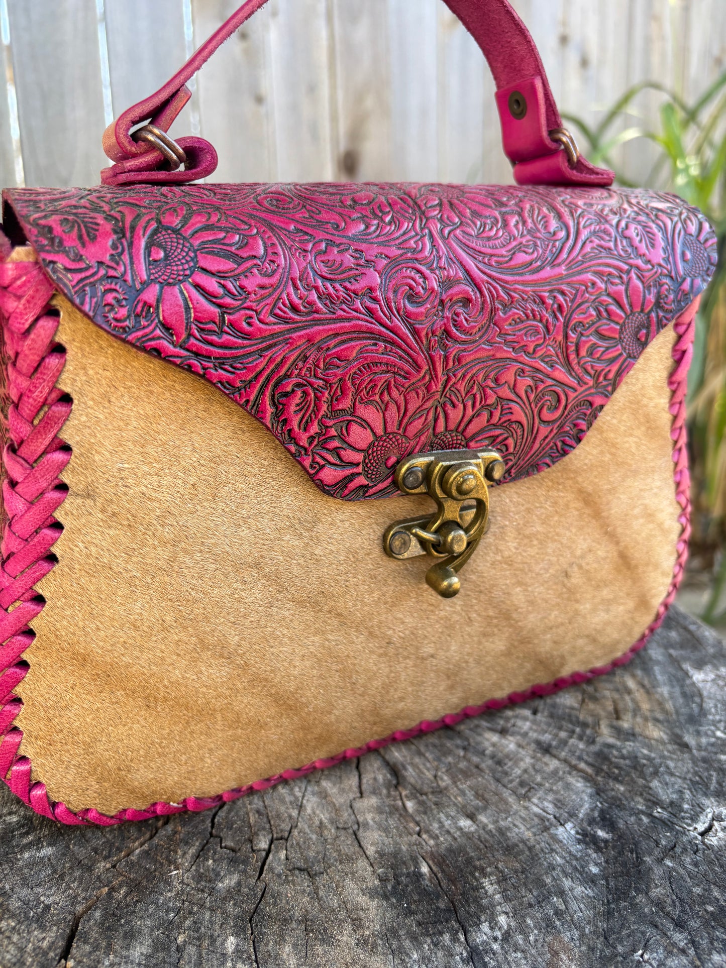 Bolsa Cincelada con Pelo de Res Rosa