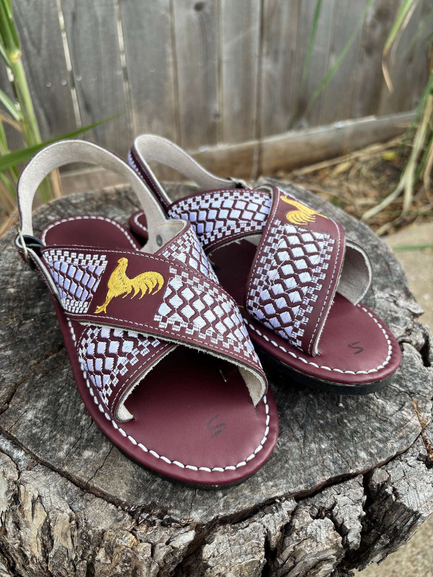 Huarache Cruzado Gallo Bordado Vino