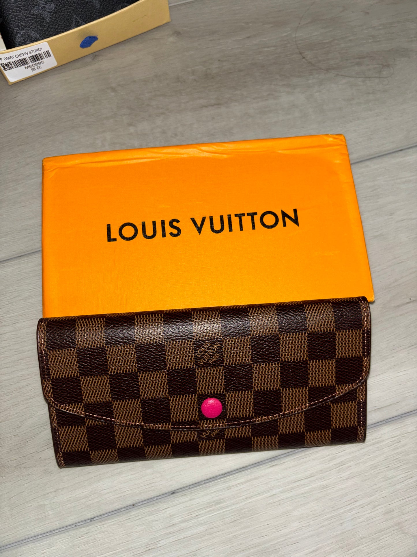 L V Women Wallet