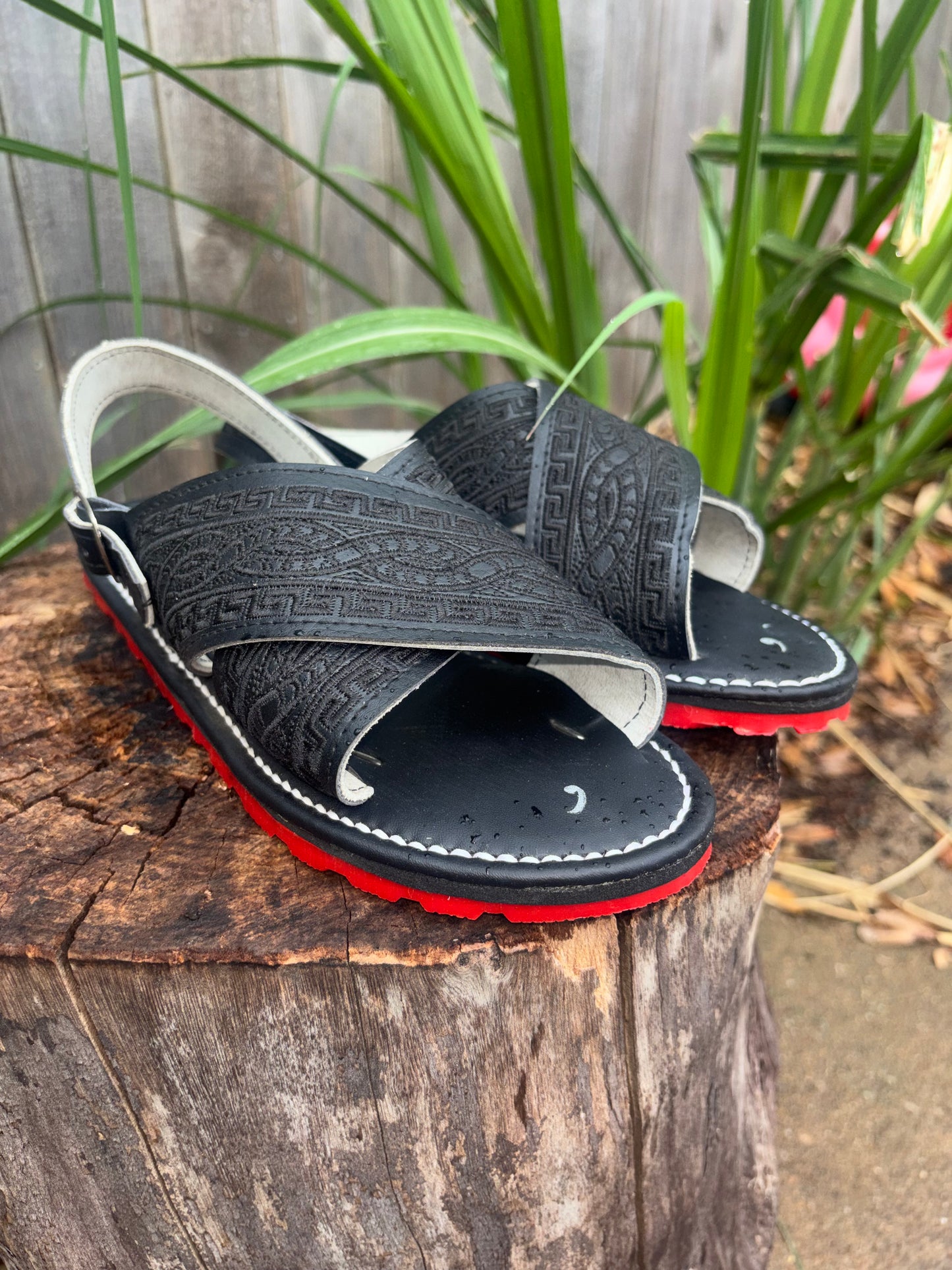 Huarache Cruzado Negro Bordado suela roja
