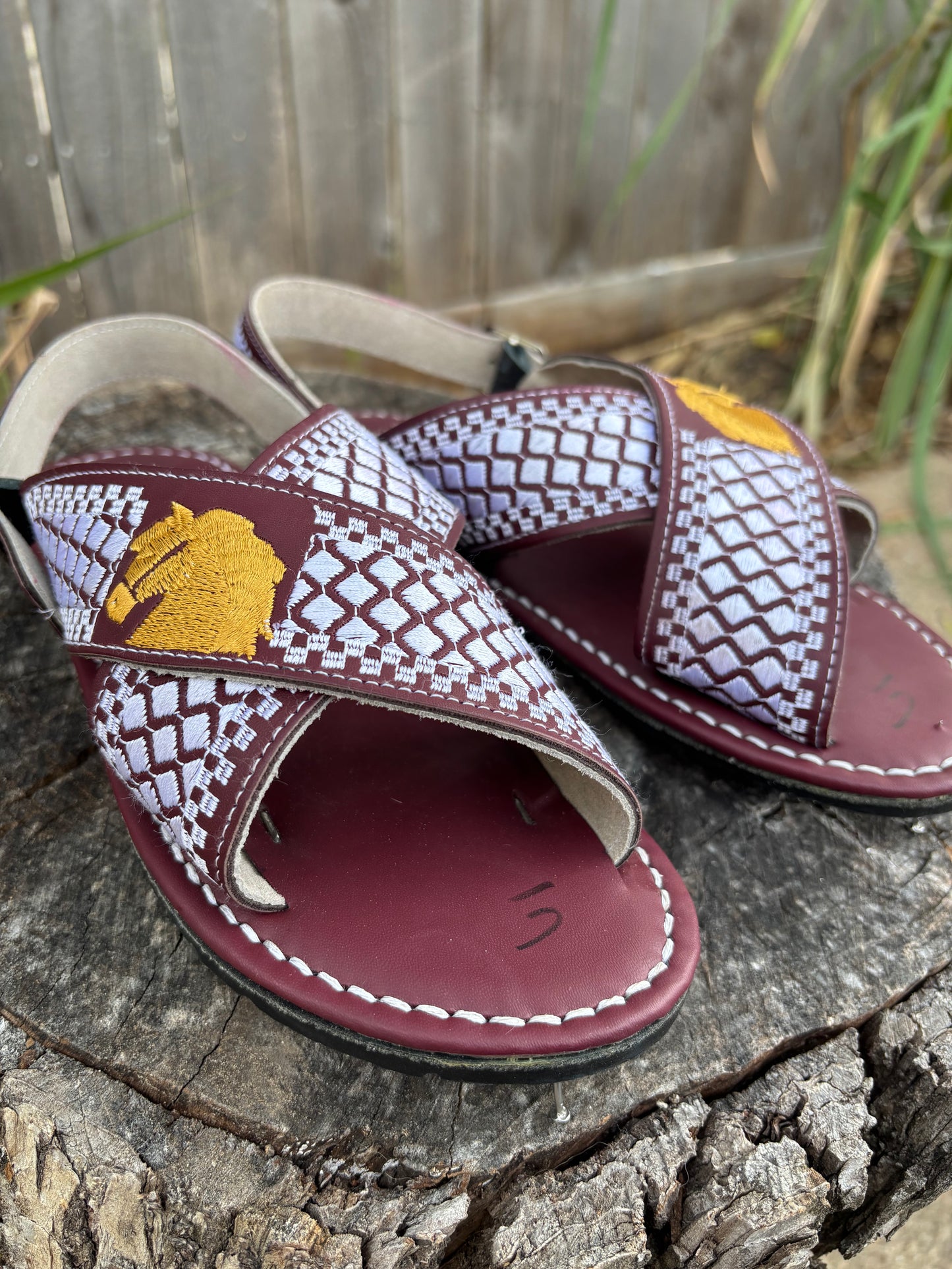 Huarache Cruzado Caballo Bordado Vino