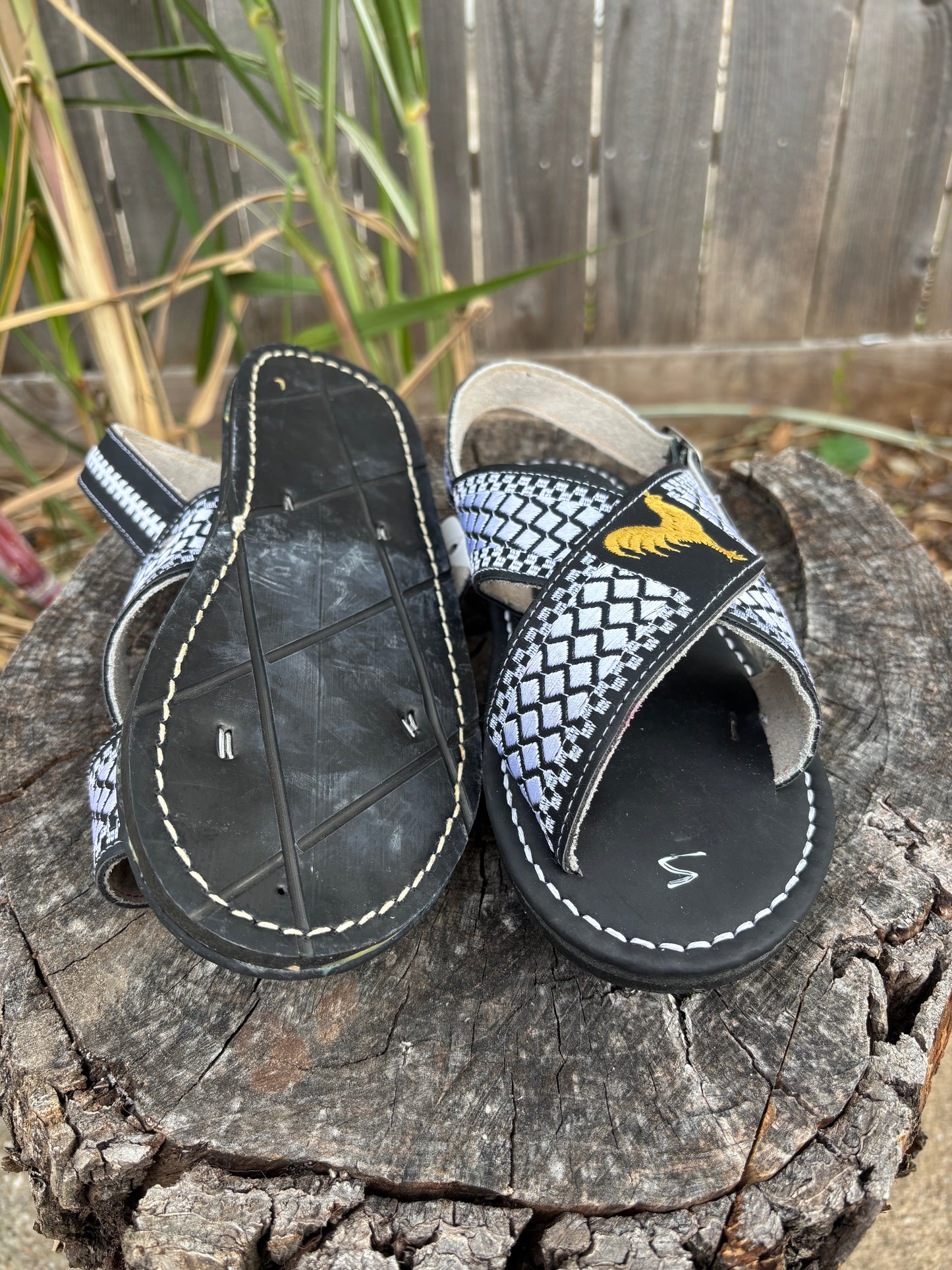 Huaraches Cruzados Gallo Bordado Negro