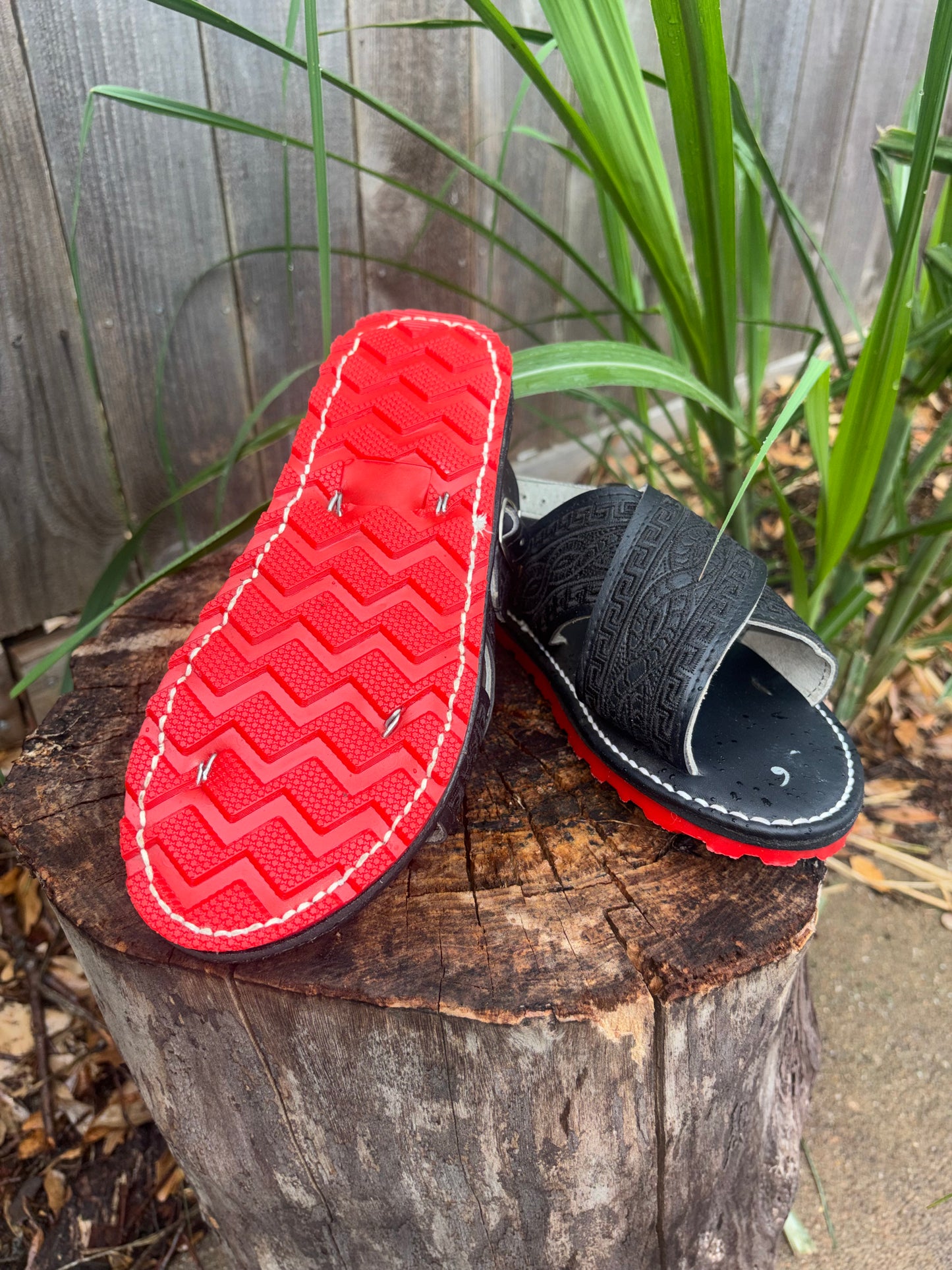 Huarache Cruzado Negro Bordado suela roja