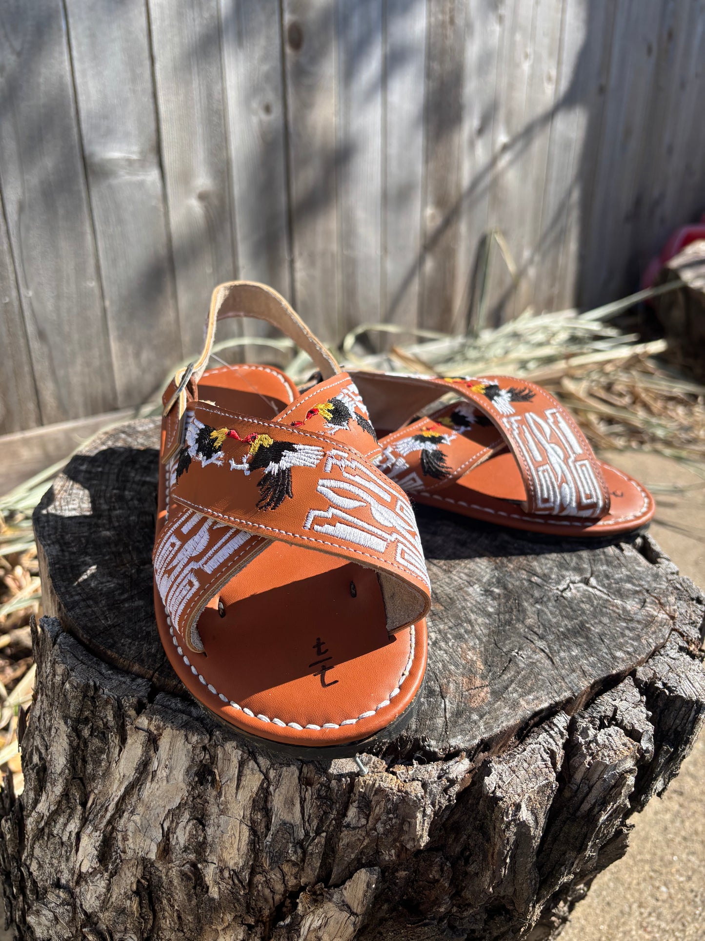 Huarache Cruzado Gallos Bordados Cafe