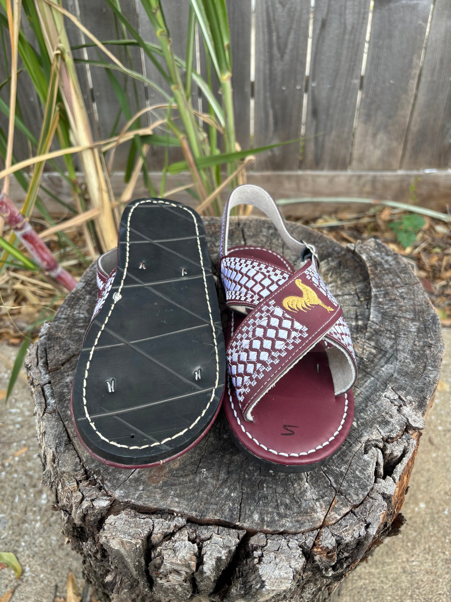 Huarache Cruzado Gallo Bordado Vino