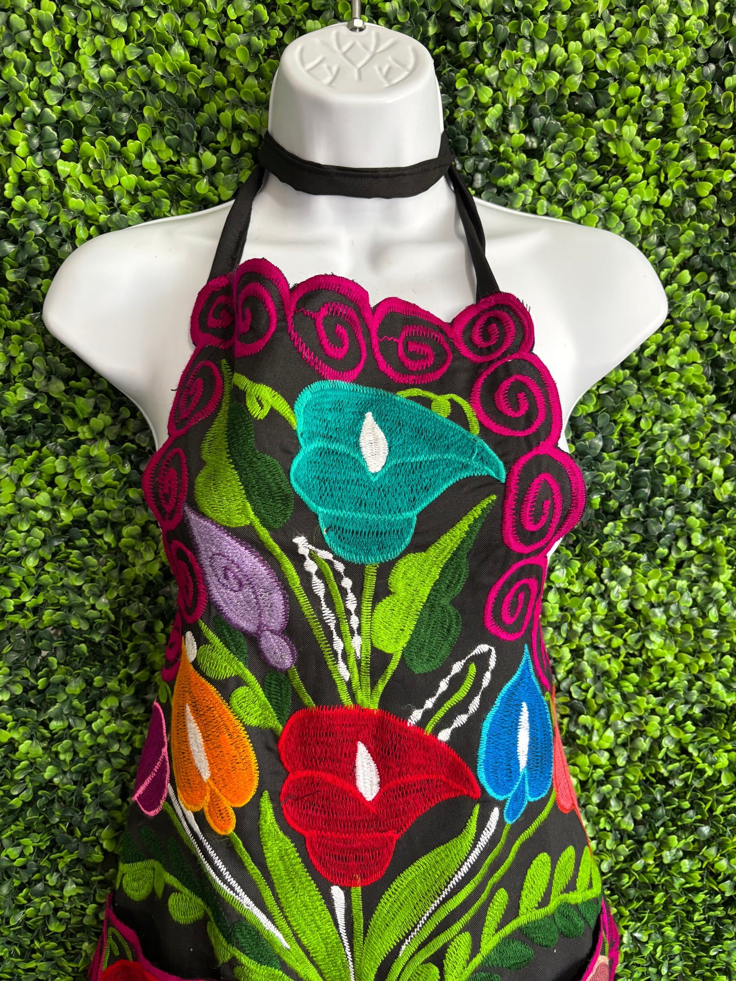 Mandil Artesanal Bordado Negro y Rosa