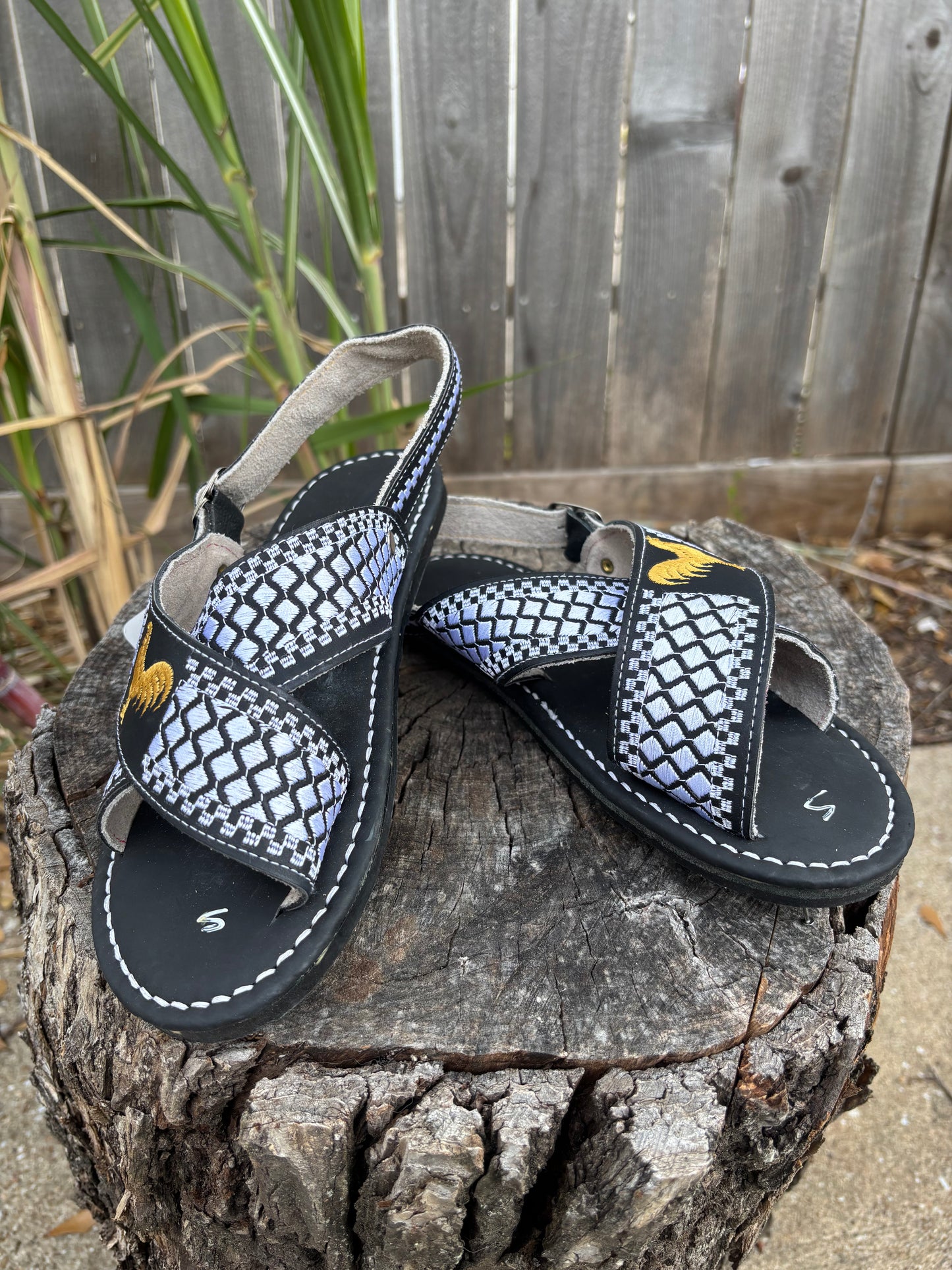 Huaraches Cruzados Gallo Bordado Negro