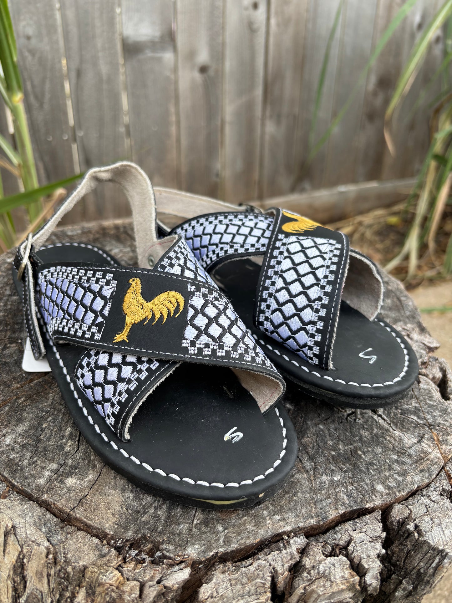 Huaraches Cruzados Gallo Bordado Negro
